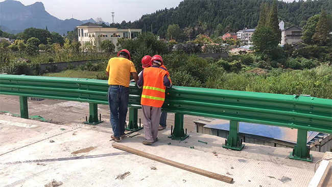 巴中高速公路护栏板的维护确保道路安全的关键环节